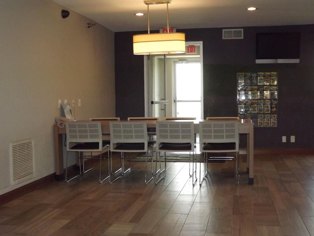 Microtel Inn & Suites by Wyndham Ames photo 8
