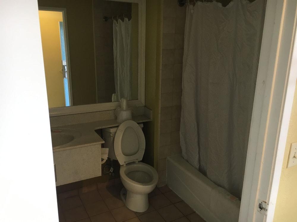 Bellflower Travel Inn photo 55
