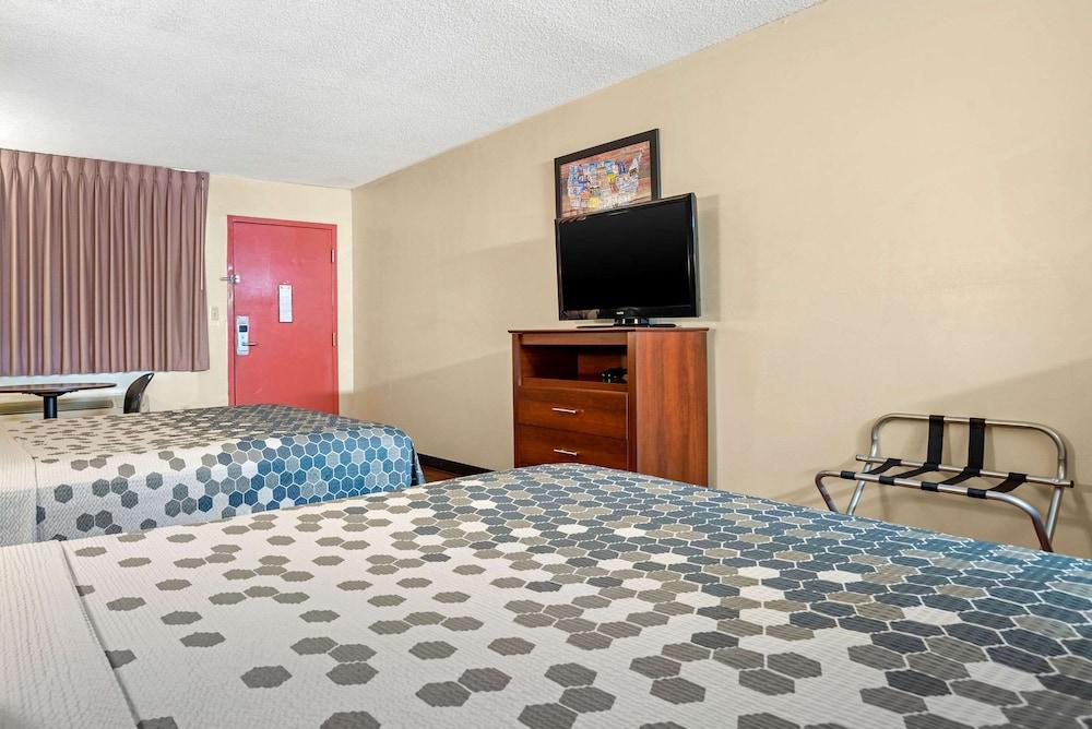 Econo Lodge Inn & Suites Forest photo 9