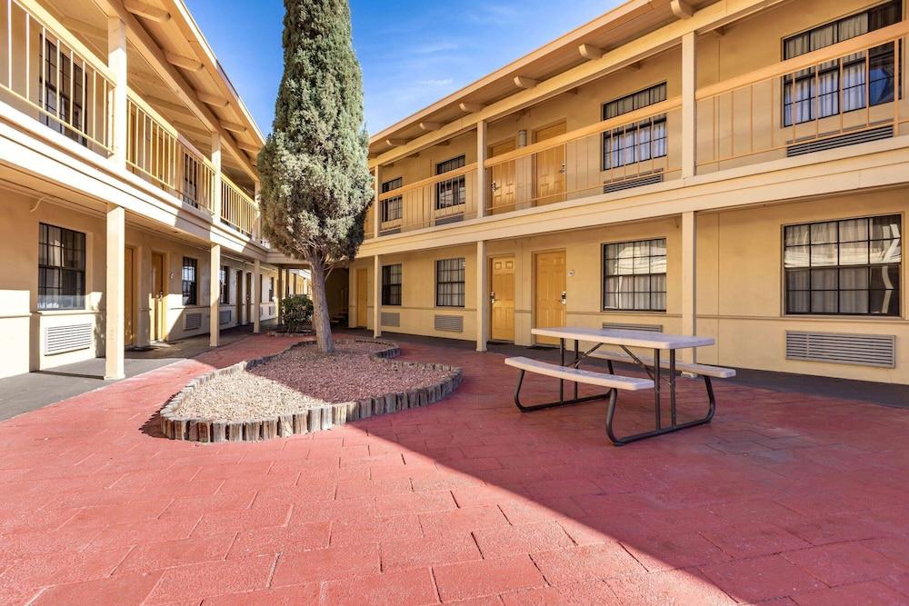 Travelodge by Wyndham El Paso - Airport photo 1