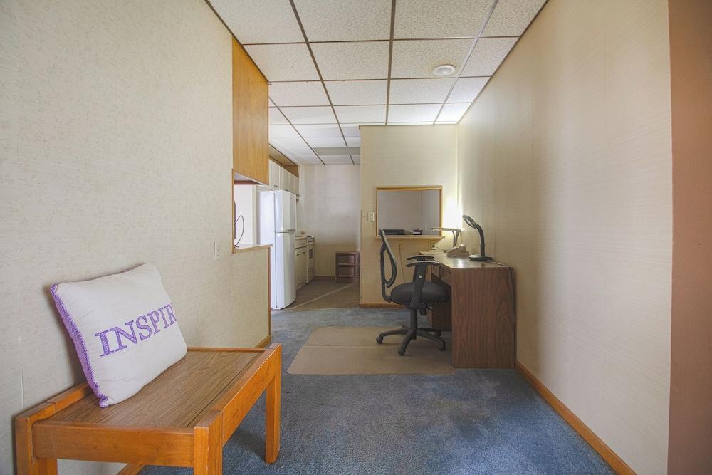 HomeTown Inn by OYO - Liberal, KS photo 37