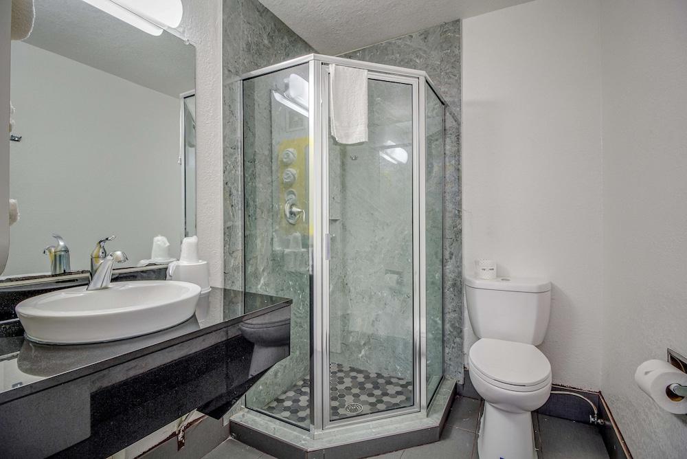 Motel 6 Conroe, TX photo 23