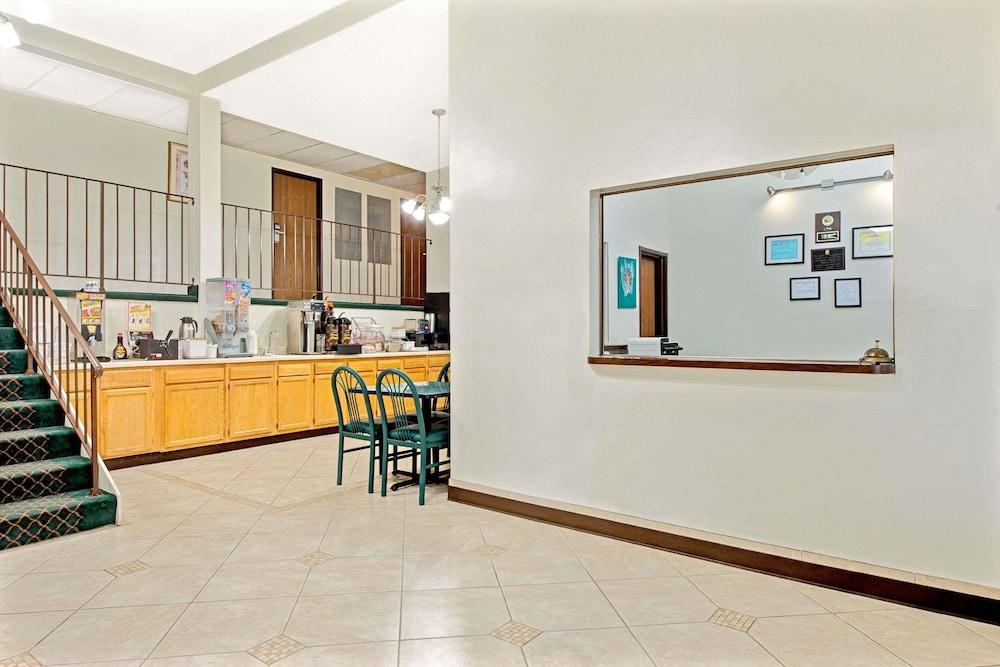 Super 8 by Wyndham Eureka/Six Flags Nearby photo 23