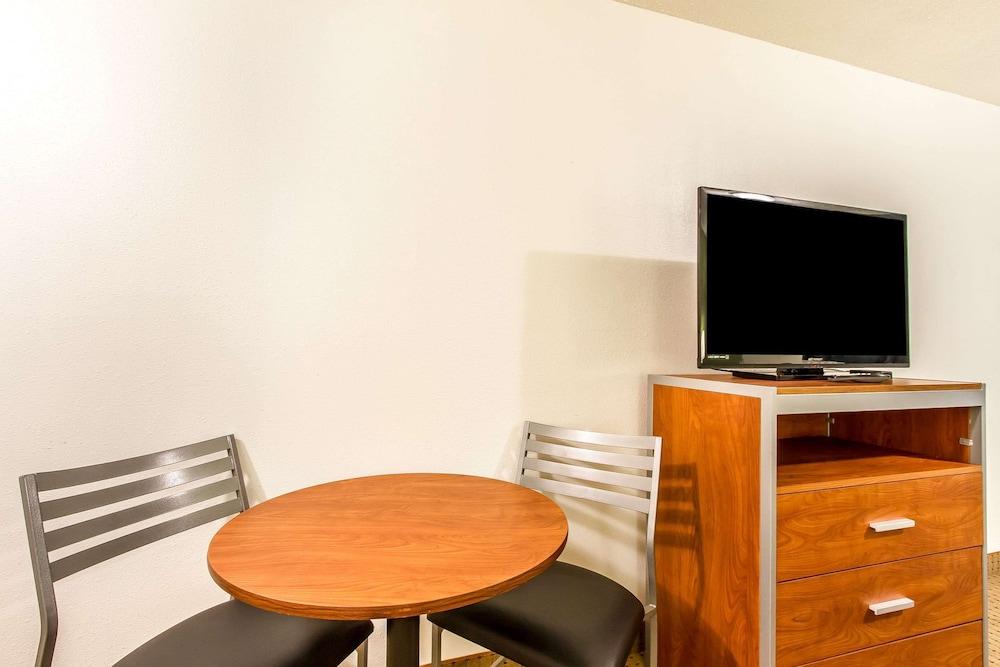 Econo Lodge Inn & Suites Pekin - Peoria Area photo 20