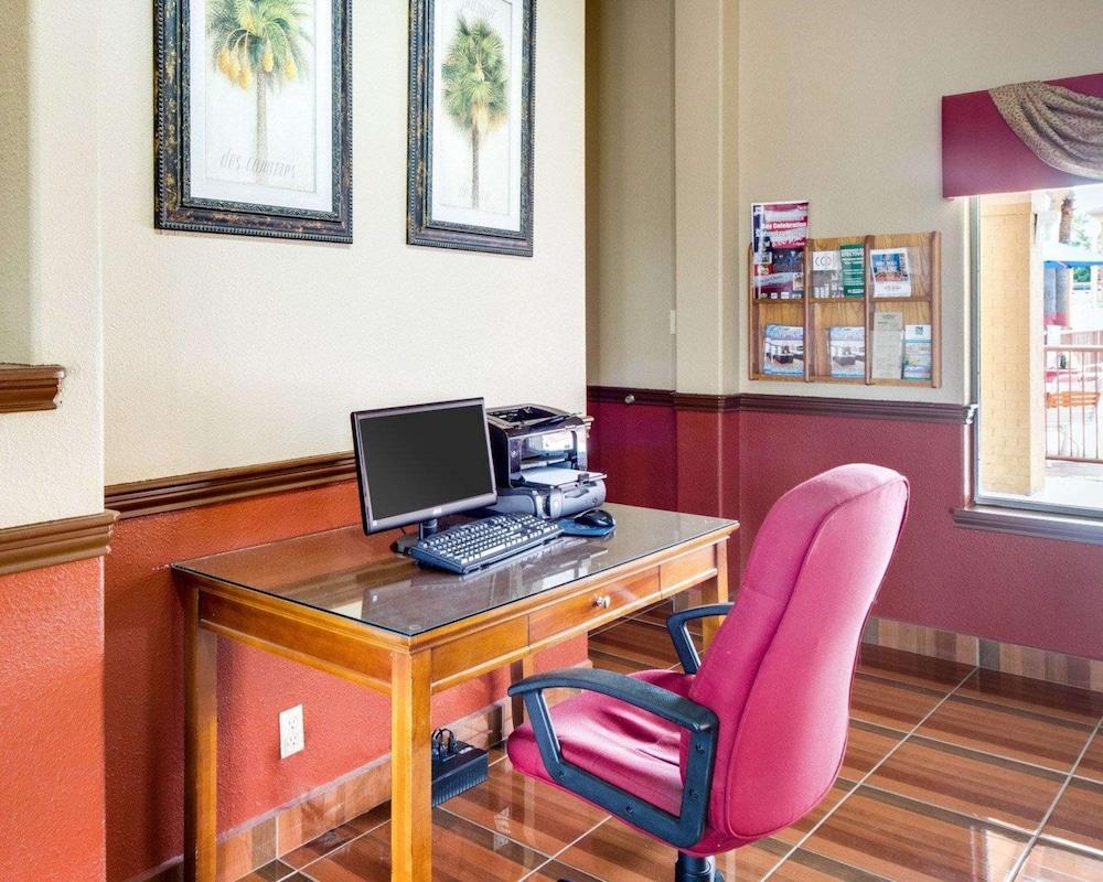 Econo Lodge Inn & Suites Eagle Pass photo 13