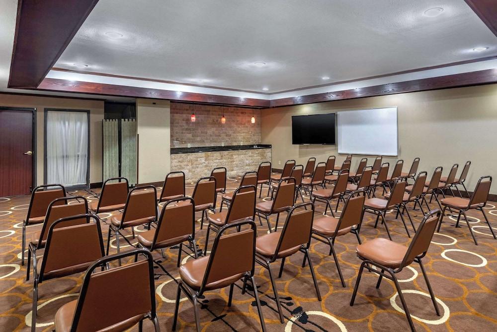Quality Suites Addison - Dallas photo 22