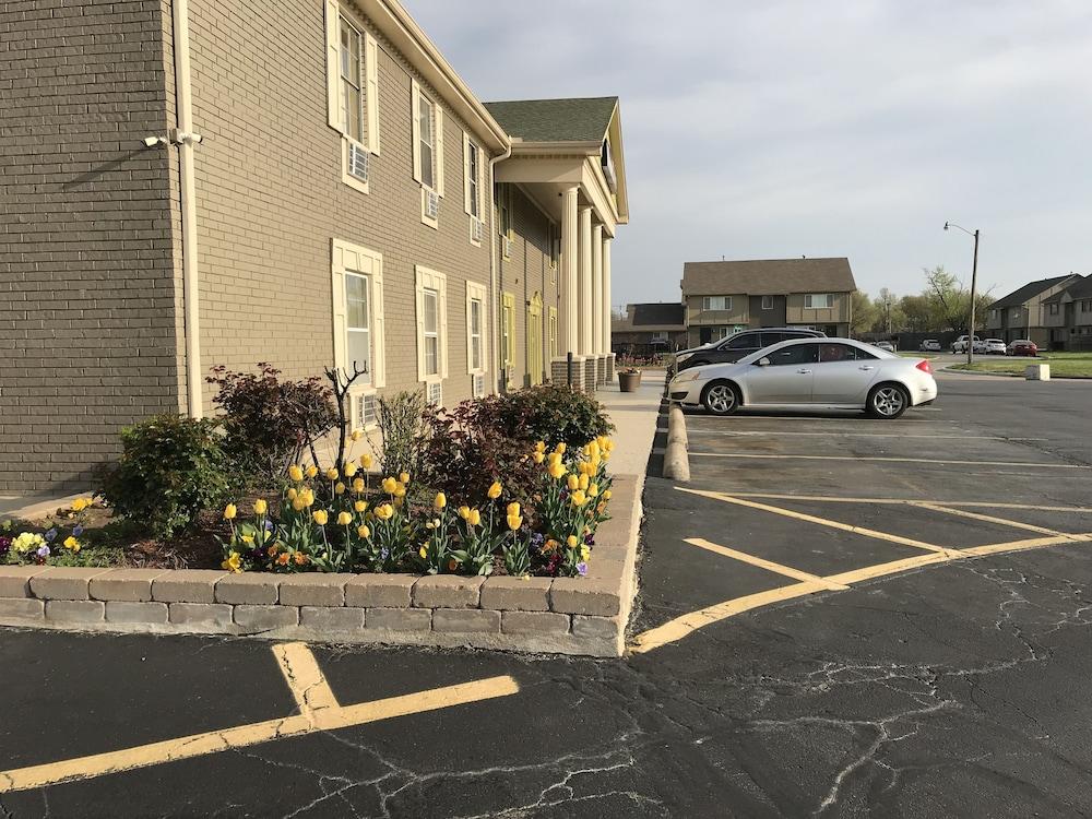 Hometown Inn & Suites photo 48