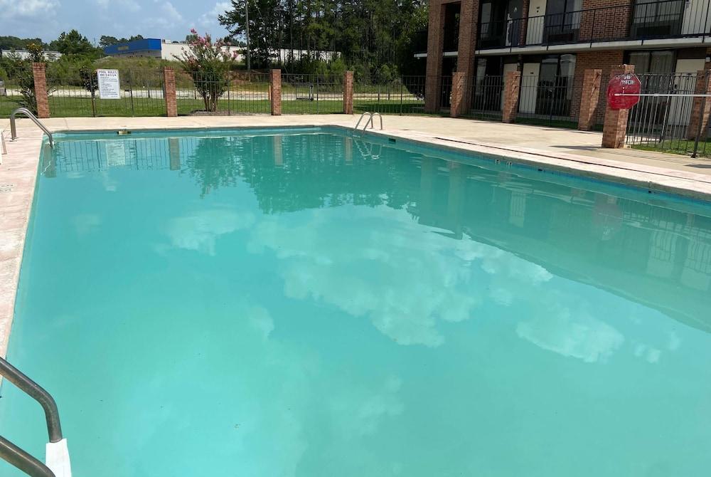 Days Inn by Wyndham Ozark photo 7