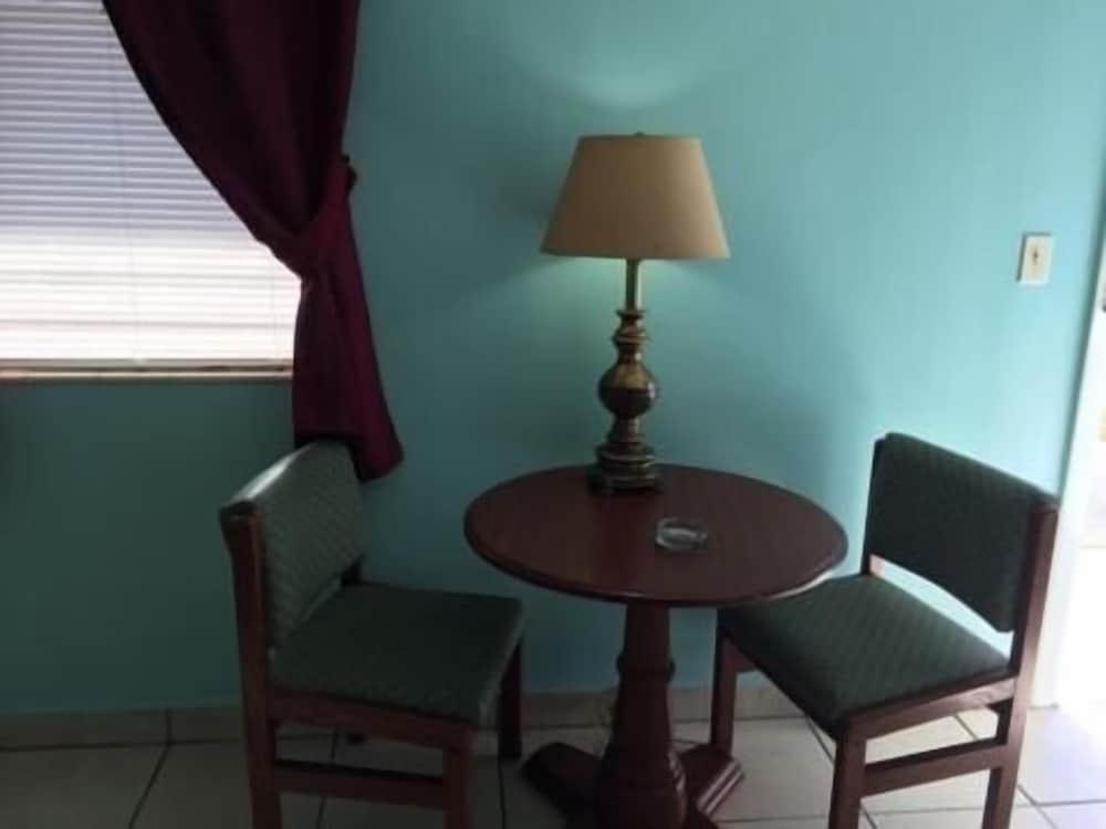 Skylark Motel photo 11