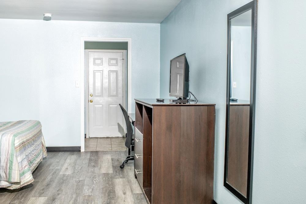 Captain Quarters Motel photo 17