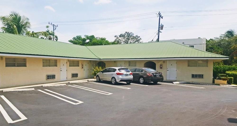 Queens Lodge Motel photo 17