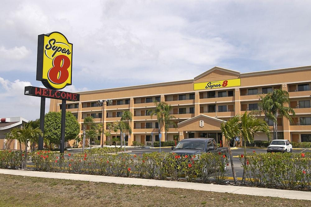 Super 8 by Wyndham Fort Myers photo 4