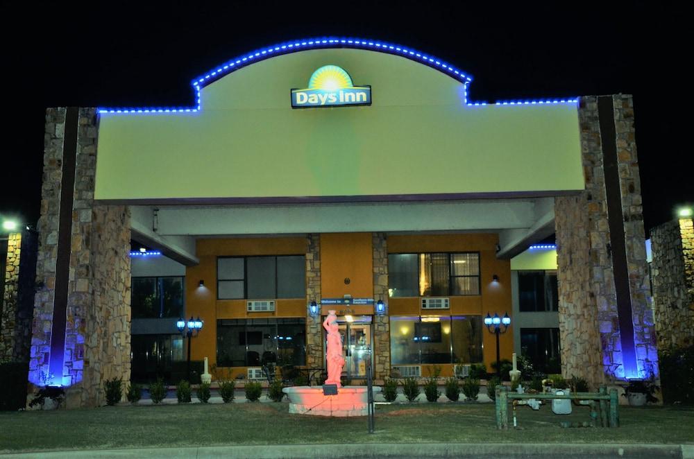 Days Inn by Wyndham Southern Hills/ORU photo 83