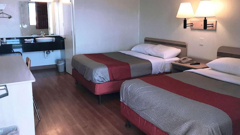 Super 6 Inn & Suites Baton Rouge photo 16