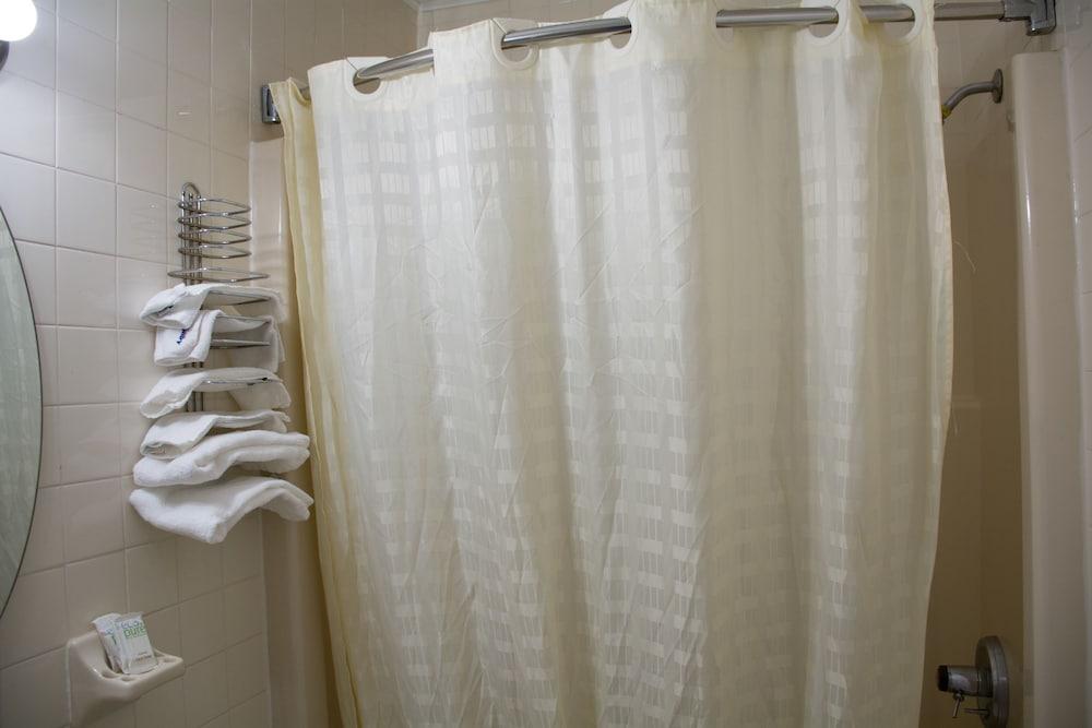 Atlantic Inn & Suites photo 41