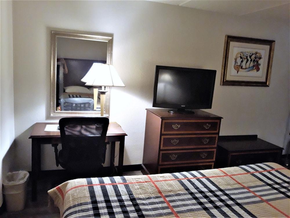 Madison Inn and Suites photo 43