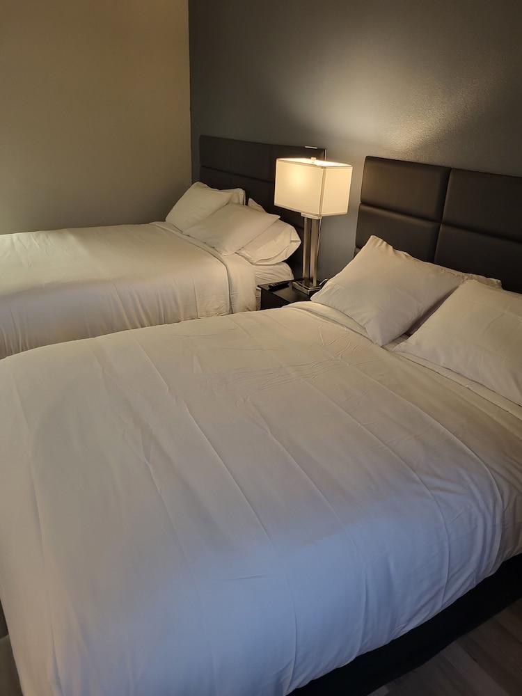 Red Fox Inn and Suites photo 11