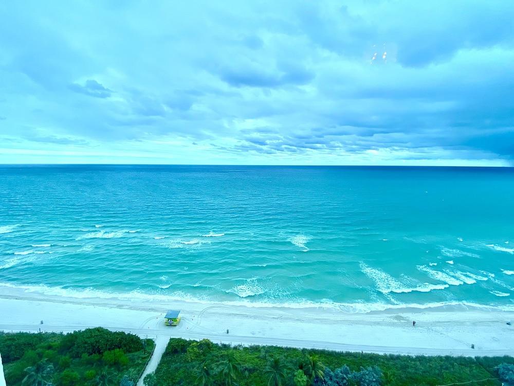 Direct ocean front condo Miami Beach photo 17