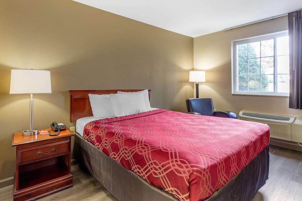 Econo Lodge Inn & Suites Dickson photo 14