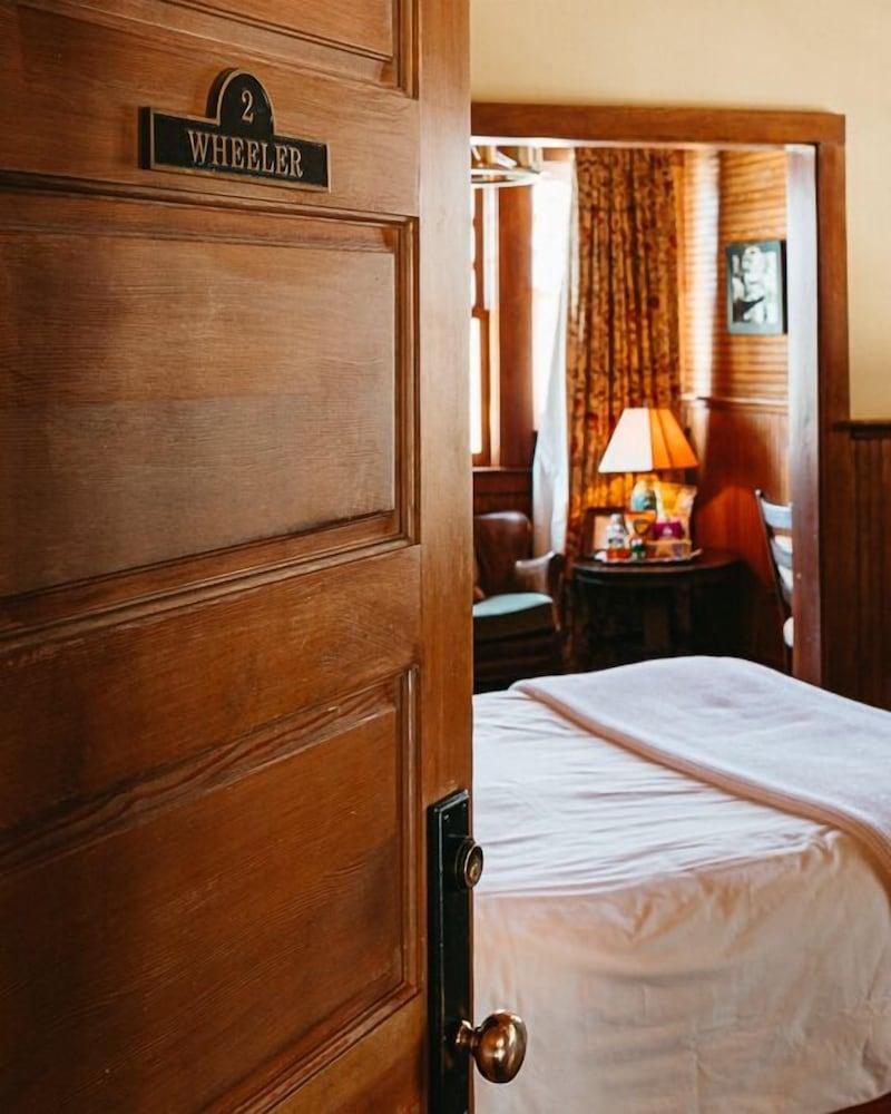 Deer Mountain Inn photo 3