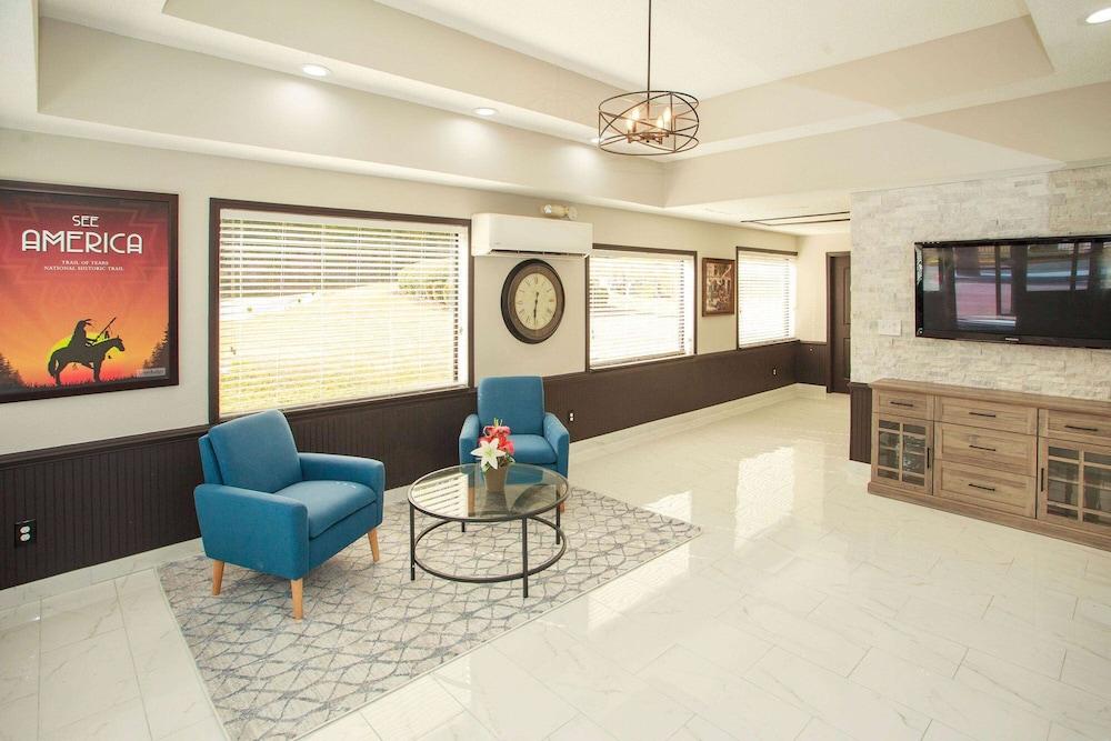 Travelodge by Wyndham Macon West photo 1