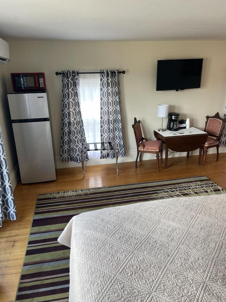 The Whitetail and Suites photo 8