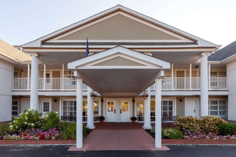 Baymont by Wyndham St. Ignace Lakefront photo 41