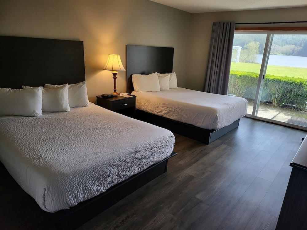 Lakeshore Lodge photo 33