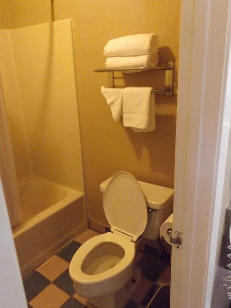 Executive Inn by OYO Kilgore North photo 24
