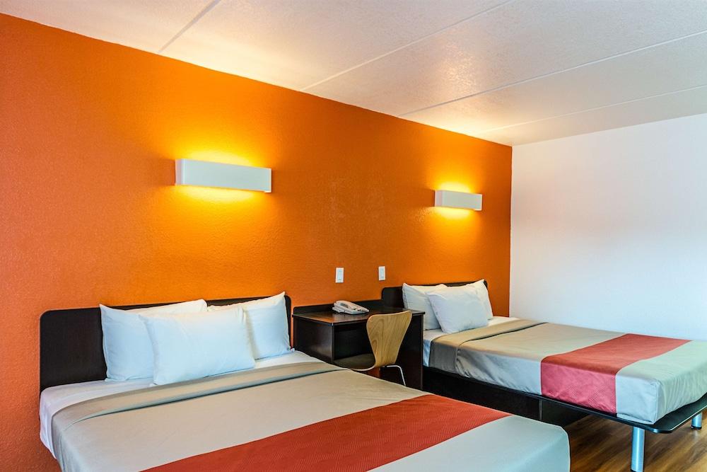 Motel 6 Cleveland, TX photo 7