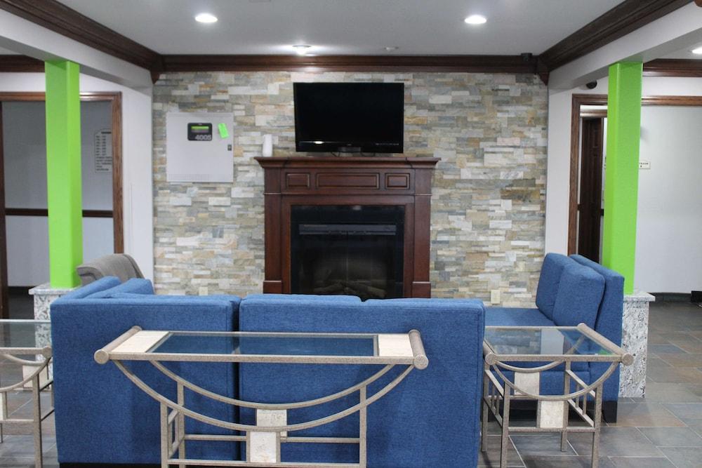 Ramada by Wyndham Cedar Rapids South photo 5