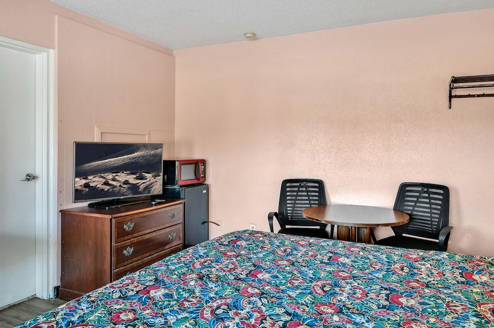 Travelers Inn photo 28