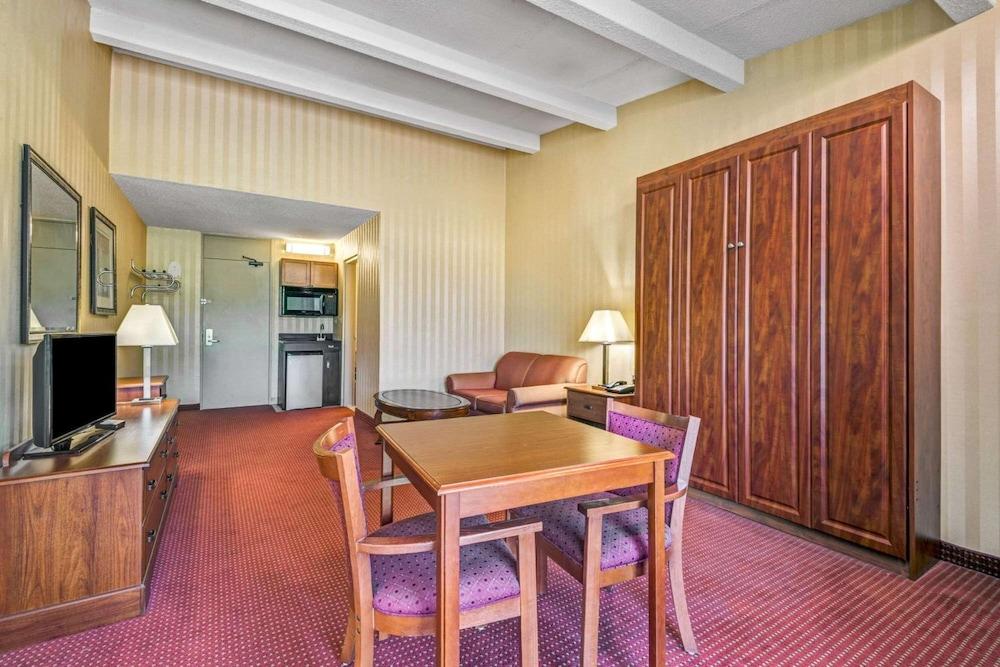 HomeSpring Inn & Studios photo 4