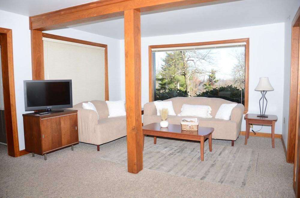 Bent Mountain Lodge photo 35