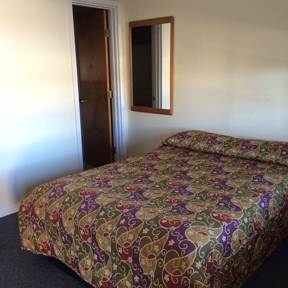 Colonial Motel photo 2
