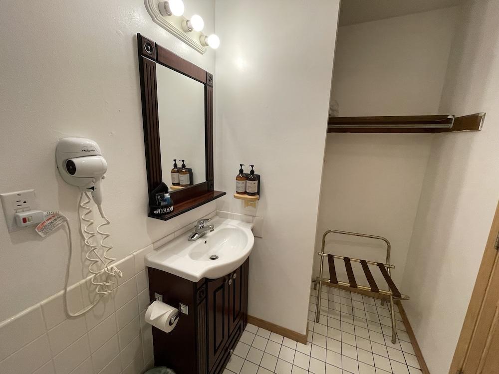 Lake Bluff Inn and Suites photo 69
