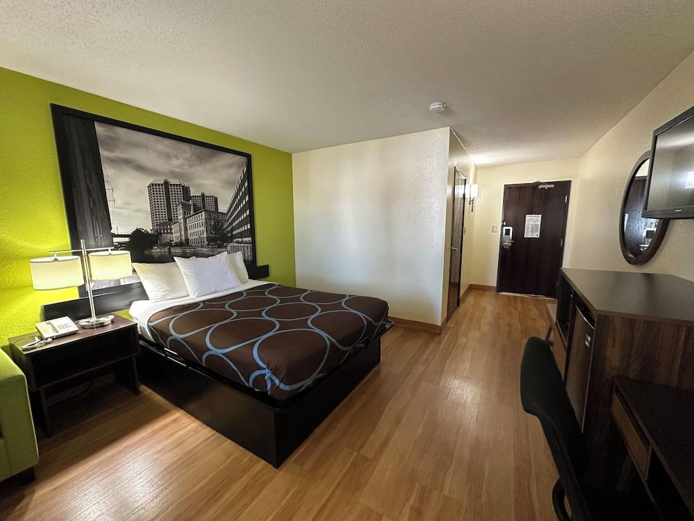 Super 8 by Wyndham Farmville — hotel in Farmville