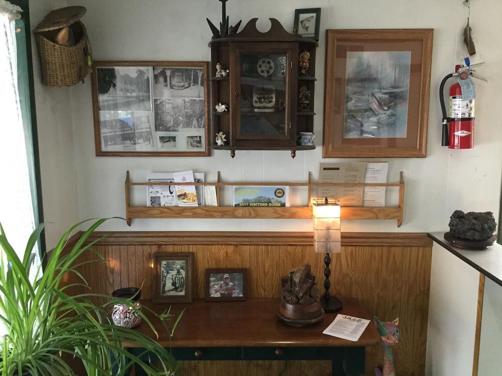 Cedar Lodge Motel photo 12