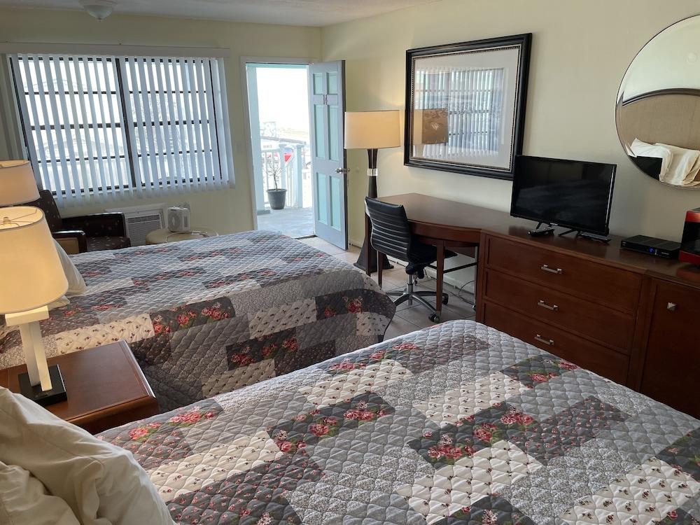 Beach Front Motel photo 9