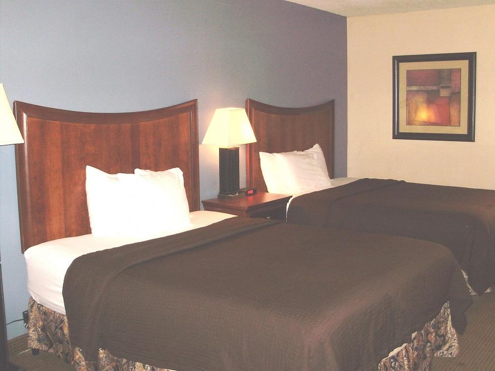 Trade Winds Central Inn photo 11