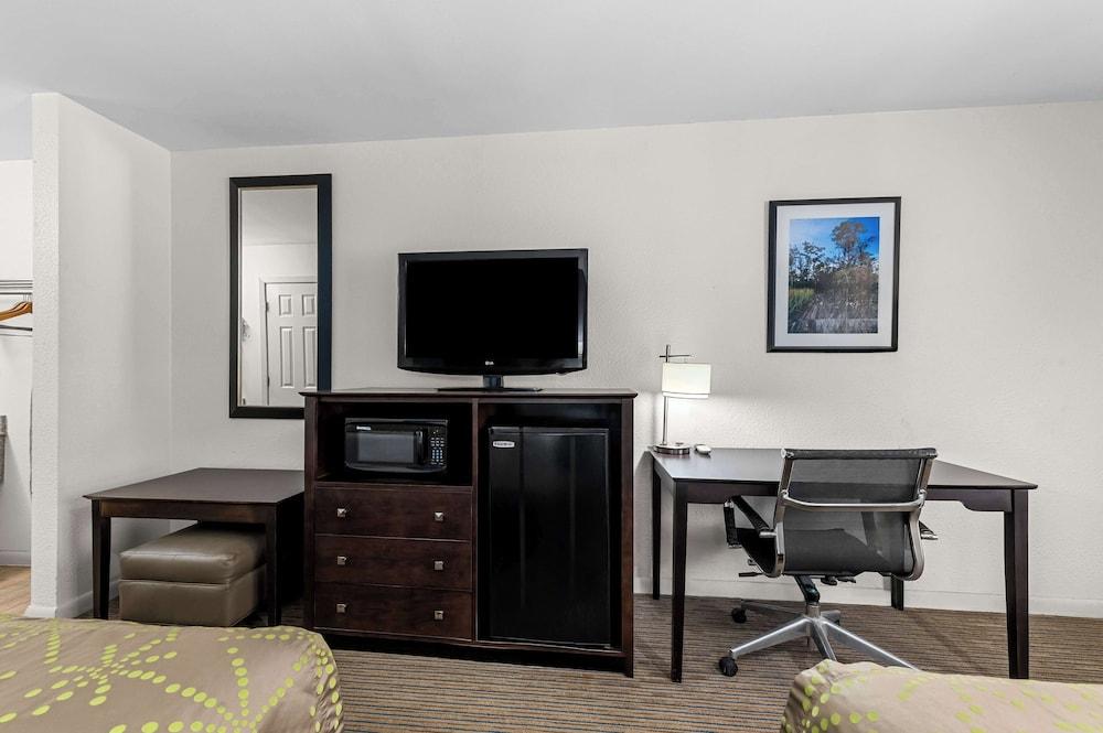 Best Western Delhi Inn photo 15