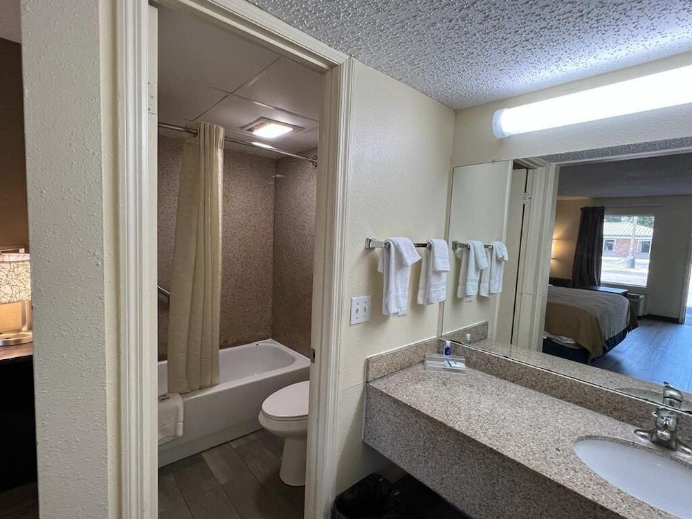 Rodeway Inn Walterboro I-95 photo 23