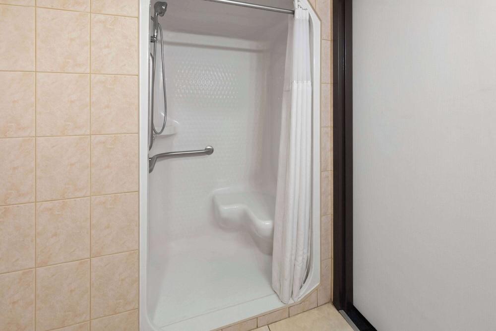 Baymont Inn and Suites by Wyndham Farmington, MO photo 41