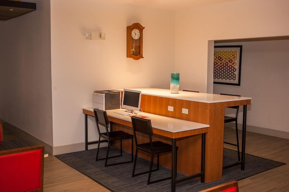 Holiday Inn Express Hotel & Suites by IHG photo 38