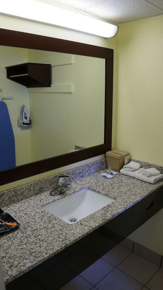 Regency Inn photo 25
