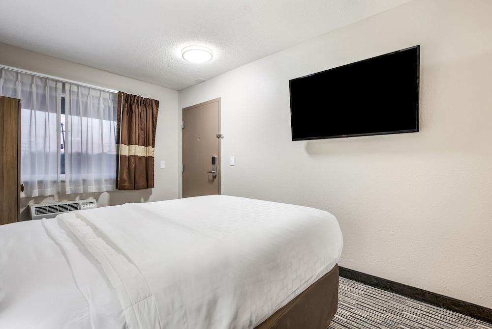 Clarion Pointe East Lansing University Area photo 14