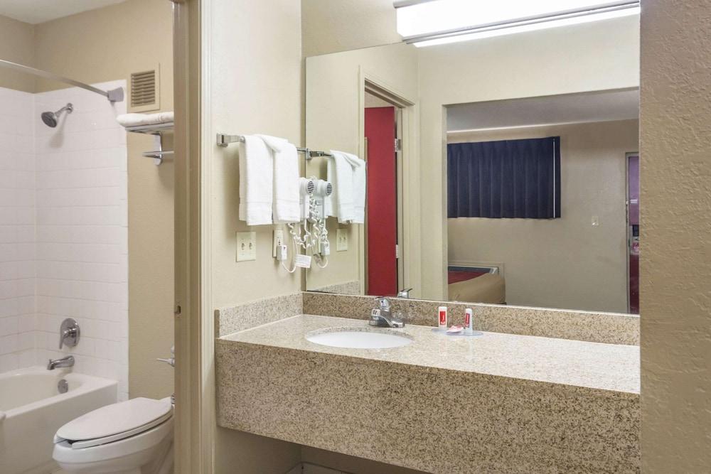 Econolodge Inn & Suites photo 34
