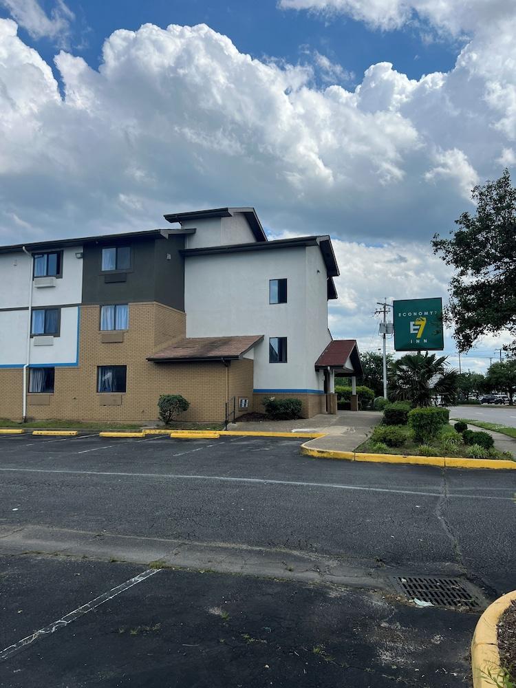 Economy 7 Inn - Norfolk photo 7