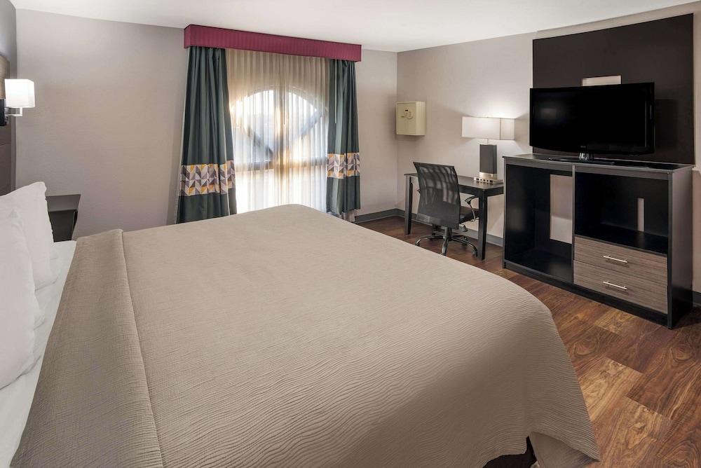Quality inn & Suites Cincinnati I-275 photo 21