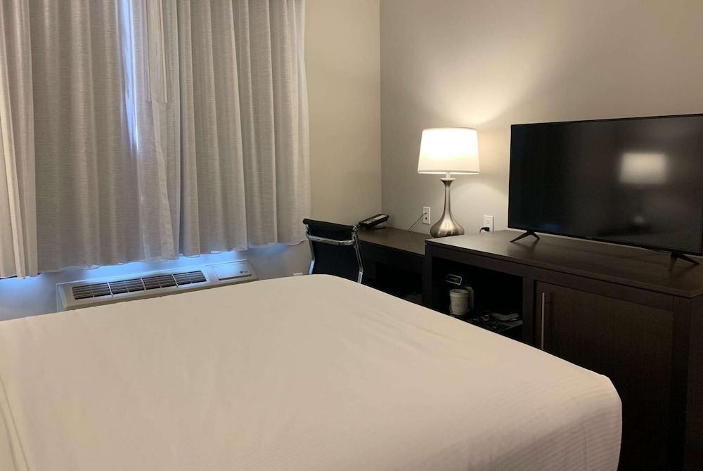 Wingate by Wyndham JFK Airport/Far Rockaway photo 11